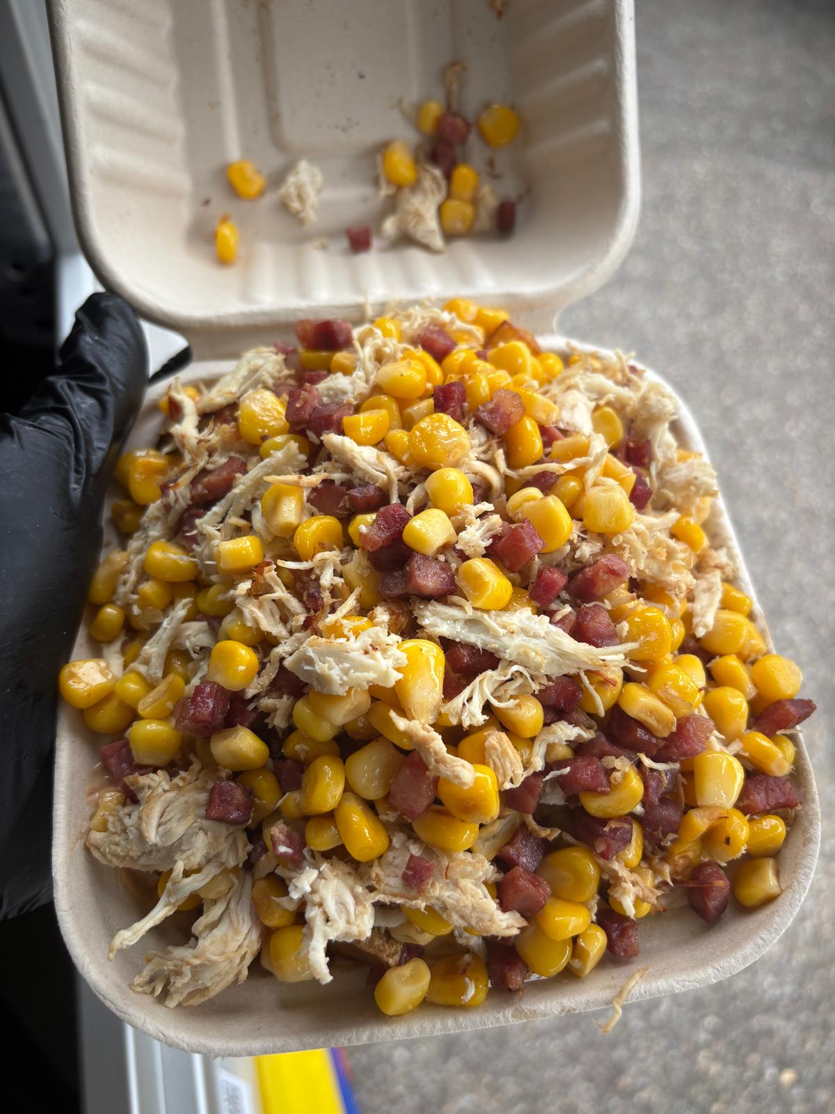 Salchipapa mit Mais, Poulet und Speck
